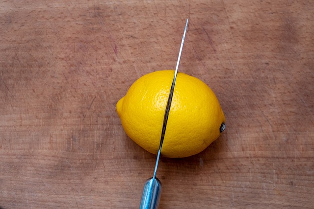 Czy obierać cytrynę do wyciskarki?